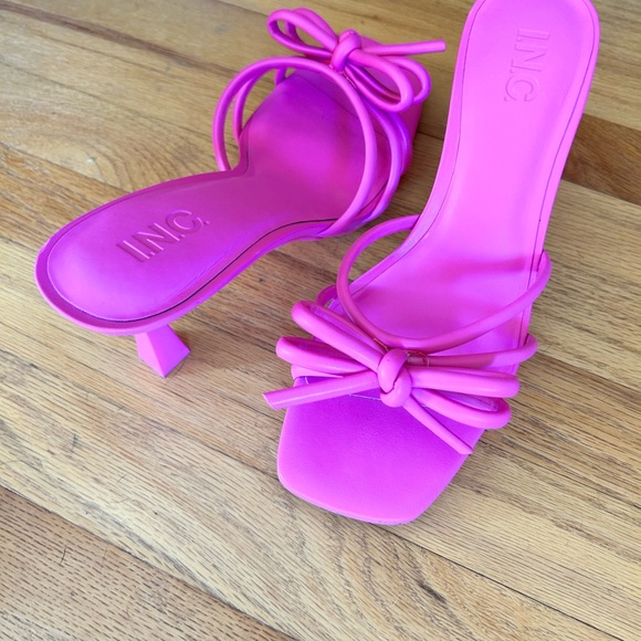 Barbie like Fuschia kitten heels - Picture 3 of 4